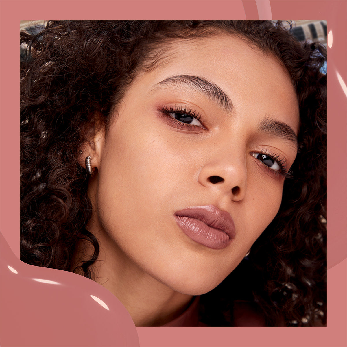 Maybelline New York Super Stay Vinyl Ink Uzun Süre Kalıcı Likit Parlak Ruj 130 Extra